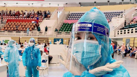 Chùm ảnh: Hoa hậu Tiểu Vy trợ giúp người dân TP.HCM tiêm vắc xin