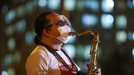 Video: Buổi biểu diễn đặc biệt của nghệ sĩ saxophone Trần Mạnh Tuấn ở bệnh viện dã chiến