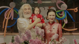 Ở tuổi 70, đạo diễn phim võ hiệp Trương Kỷ Trung mừng con gái tròn một tuổi