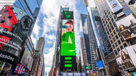 Phùng Khánh Linh xuất hiện trên billboard giữa Quảng trường Thời Đại, Mỹ