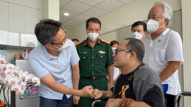 VIDEO: Nghệ sĩ Trần Mạnh Tuấn tặng Phó thủ tướng Vũ Đức Đam bản nhạc 'Diễm xưa' tại Bệnh viện 175