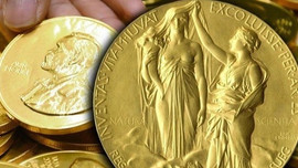 Người phụ nữ ngực trần bí ẩn và những sự thật đáng ngạc nhiên về giải Nobel