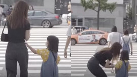 Câu chuyện bé gái 5 tuổi nhờ người lớn dẫn qua đường có gì mà viral khắp MXH Hàn Quốc