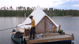 Cặp vợ chồng 8X dựng chiếc lều 20 mét vuông trên mặt nước, sống cuộc sống 'trôi nổi' tự do
