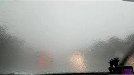 Vì sao không nên bật đèn khẩn cấp khi lái xe trời mưa?