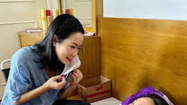 NSƯT Trịnh Kim Chi trao gần 64 triệu đồng từ thiện giúp đỡ nghệ sĩ Hoàng Lan điều trị bệnh