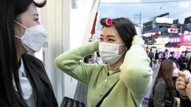 Cuốn lô đi khắp nơi: Xu hướng thời trang lạ của những cô gái trẻ Hàn Quốc