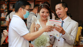 Cặp đôi ở Sài Gòn làm lễ cưới không phong bì chỉ nhận sách