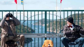 Mỗi tuần, hai anh em sinh đôi gặp nhau tại đường biên giới Na Uy - Thụy Điển