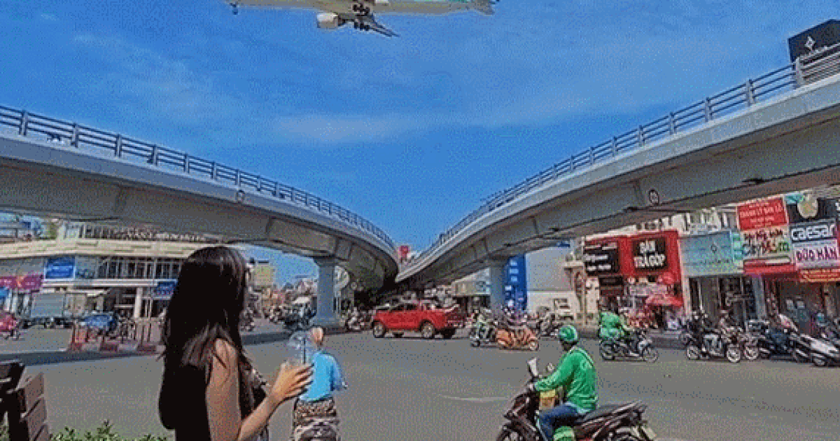 Ngồi chờ để bắt được kiểu ảnh khoảnh khắc máy bay bay ngang qua đầu ở Sài Gòn