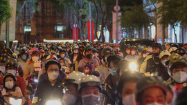 Người dân đổ xuống phố Nguyễn Huệ chờ countdown 2022