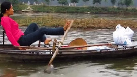Du khách bất ngờ với cảnh chèo thuyền bằng chân ở Tam Cốc, Ninh Bình