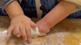 Bé trai 5 tuổi thiếu ngón tay nhưng vẫn làm bánh thoăn thoắt
