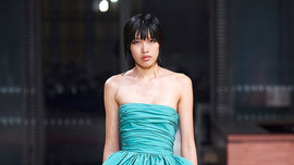 Phương Oanh lần đầu sải bước trong show Haute Couture của Elie Saab