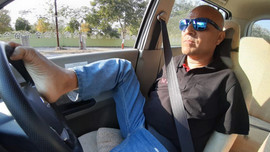 Người đàn ông cụt hai tay lái xe bằng chân, được cấp bằng lái ô tô vĩnh viễn