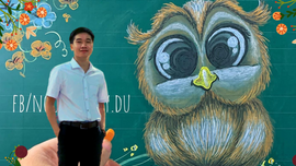 Thầy giáo trẻ dùng phấn vẽ tranh và chữ lên bảng khiến học sinh trầm trồ