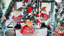 Chuyến xe buýt ngập tràn Giáng Sinh ở TP.HCM: Bác tài tự bỏ tiền trang trí, đặt quà tặng hành khách