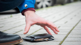 Nghịch lý: Vì sao rơi ví có tiền dễ được trả lại hơn là ví không có tiền?