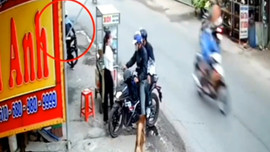 Clip 'nhóm thanh niên dàn cảnh để lấy trộm xe máy' gây phẫn nộ tuần qua