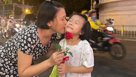 Hơn 1.000 bông hồng miễn phí trên vỉa hè 'tặng người bạn yêu thương'