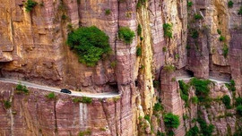 Ngôi làng cổ Trung Quốc nằm giữa trời, người dân tự tay đục núi làm đường đi lại