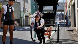 Những cô gái Nhật kéo cỗ xe nặng hơn 2 tạ chở khách