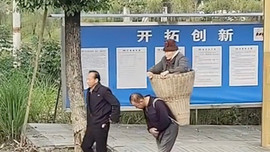 Trung Quốc : Hai anh em thay nhau địu mẹ 89 tuổi đến bệnh viện gây sốt mạng