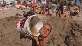 Đào hố cát trên bãi biển - Trò chơi nguy hiểm chết người