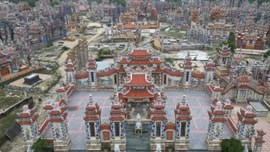 Chi 3 tỷ đồng xây lăng mộ cho mình tại "thành phố ma"