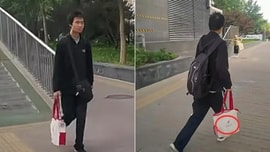 Thanh niên với vẻ ngoài nhếch nhác, nhưng khi nhìn xuống chiếc túi mà anh đang cầm, ai cũng phải "ngả mũ"