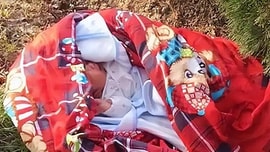 Nhặt đứa trẻ sơ sinh bị bỏ rơi giữa trời lạnh giá, nhiều năm sau người đàn ông nhận về một thứ