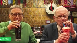 Tỷ phú Warren Buffett mượn cũi khi con chào đời, mời Bill Gates ăn bằng phiếu giảm giá và khoản đầu tư tệ nhất