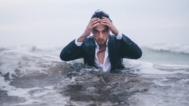 Đừng để vài lời khó nghe kéo xuống bùn