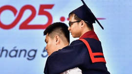 Đôi bạn thân tái hiện hình ảnh '10 năm cõng bạn' tại lễ tốt nghiệp gây xúc động