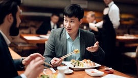 Được bạn mời đi ăn nhưng không được gọi món, nhà văn Trung Quốc thất vọng nhìn thấu lòng người