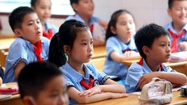 Tôn thờ tuổi thơ "nghèo mà vui", cái giá phải trả đôi khi không chỉ là một kỳ thi trượt