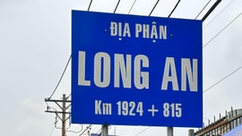 Người đàn ông rong ruổi các tỉnh miền Tây chụp biển địa giới trước sáp nhập