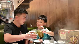 Nghe câu chuyện 2 bố con trong quán ăn: Cách dạy con này lạ quá!