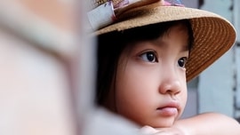 Đánh đập và la mắng cản trở sự phát triển não bộ của trẻ, điều mà cha mẹ nên làm