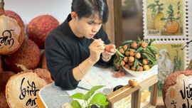 Viết thư pháp trên quả vải thiều, chàng trai gen Z Hà Nội gây sốt mạng