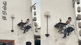 "Logo sống" đọc sách trên cao hút du khách: Công việc kỳ lạ, lương cao ngất ngưởng không ngờ