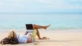 Cơn sốt “quiet vacationing” và nỗi sợ vô hình của dân công sở
