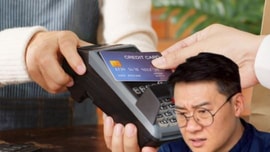 Thấy thẻ tín dụng có giao dịch lạ, người đàn ông mua chai nước rồi báo công an: "ngân hàng phải bồi thường"