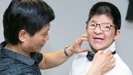 Bé Bôm, con trai Quốc Tuấn mắc hội chứng hiếm: Các ngón bị dính vào nhau, phải bán nhà để trả viện phí
