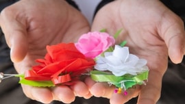 Vì sao có nghi thức bông hồng cài áo trong lễ Vu lan?