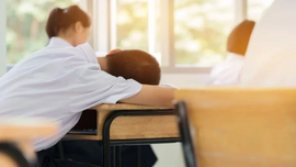 Nhìn học sinh im lặng khi giáo viên bị túm tóc, tôi hoảng sợ các con đã được học những gì mỗi ngày?
