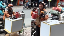 Xúc động clip shipper dù đói vẫn không tham bánh mỳ 0 đồng, để phần người sau