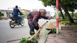 Phát hoảng khi biết gia cảnh bà cụ bán rau mà ngày nào tôi cũng mua ủng hộ