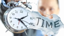 Vì sao càng lớn tuổi chúng ta càng thấy thời gian trôi nhanh?