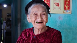 Cụ bà chèo đò ở Việt Nam được mệnh danh “cụ bà đẹp nhất thế giới”